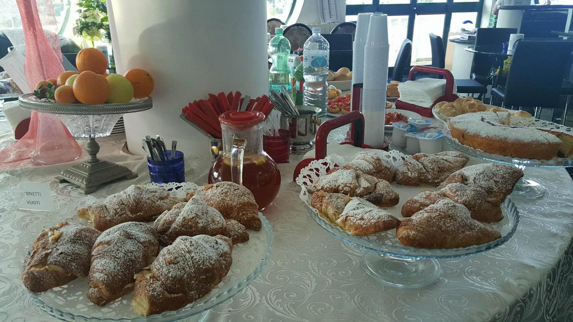 צ'יסטרנינו Hotel Falco D'Oro מראה חיצוני תמונה